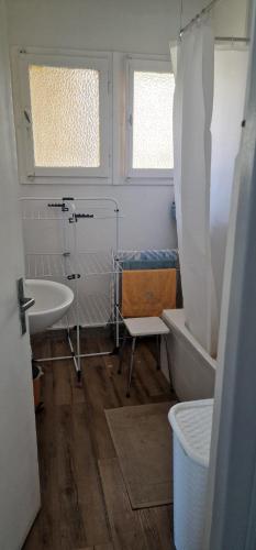 ein Badezimmer mit einem Waschbecken, einer Badewanne und einem WC in der Unterkunft Le Bellevue 2 in Thonon-les-Bains