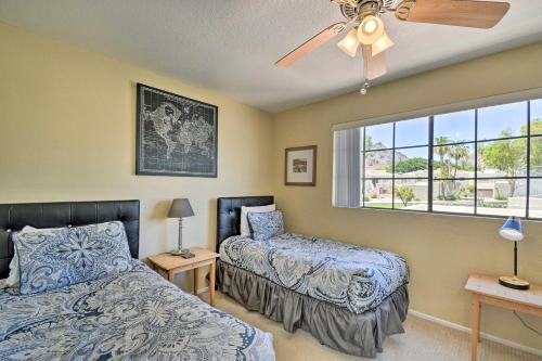 - une chambre avec 2 lits et un ventilateur de plafond dans l'établissement Phoenix Home with Pool Access and Golf Course Views, à Phoenix