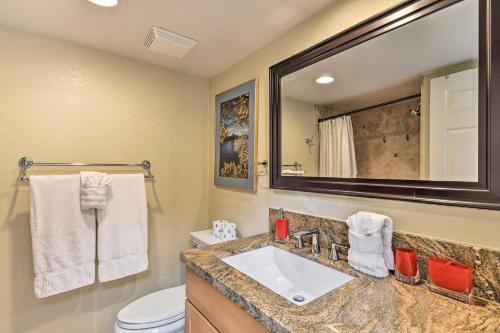 La salle de bains est pourvue d'un lavabo, d'un miroir et de toilettes. dans l'établissement Phoenix Home with Pool Access and Golf Course Views, à Phoenix