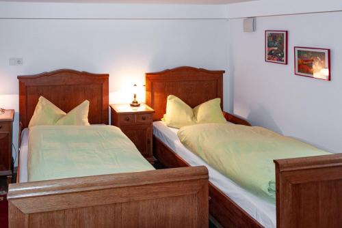 Habitación pequeña con 2 camas en Ferienwohnung Auszeit Perle des Ohmtales, en Homberg Ohm
