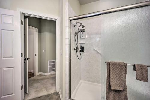 ein Bad mit einer Dusche und einer Glastür in der Unterkunft Beautiful Bella Vista Home with Private Deck! in Bella Vista
