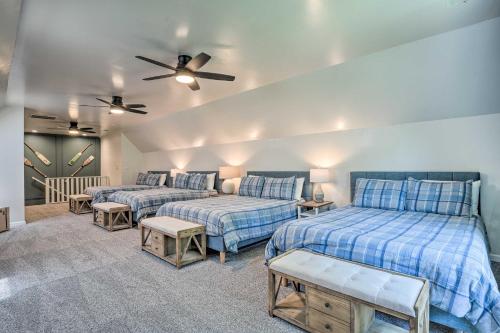 Postel nebo postele na pokoji v ubytování Spacious Lakefront Home with Private Dock!