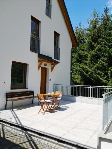 Μπαλκόνι ή βεράντα στο U Králíka, apartmán E, 50m od lanovky a bobové dráhy, parkování zdarma
