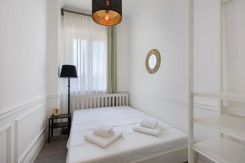 A bed or beds in a room at Appartamento Cloe