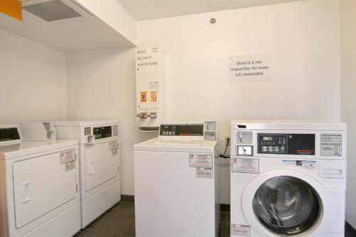 a laundry room with a washer and a washing machine at Willow Lodge Willoughby Cleveland in Willoughby