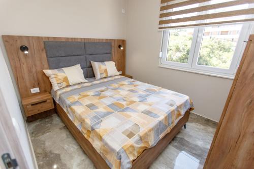 sypialnia z dużym łóżkiem z kocem szachowym w obiekcie Posejdon Lux w mieście Utjeha