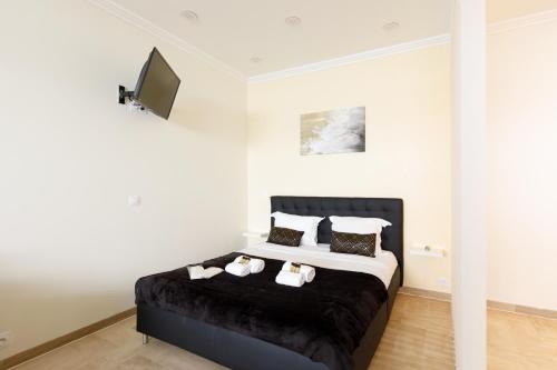 une chambre avec un lit avec deux serviettes dessus dans l'établissement Gray d'Albion 1D2 YourHostHelper, à Cannes