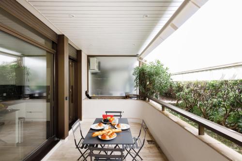- un balcon avec une table et de la nourriture dans l'établissement Gray d'Albion 1D2 YourHostHelper, à Cannes