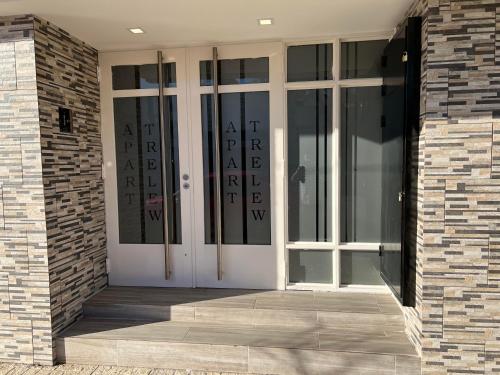 una porta d'ingresso di un edificio in vetro di APART trelew 3 a Trelew