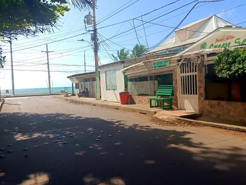eine leere Straße neben einem Gebäude mit einer grünen Bank in der Unterkunft Posada Nativa Green Sea San Luis in Buenavista