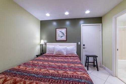 a bedroom with a large bed in a room at Captain's Table Hotel by Everglades Adventures in Everglades City