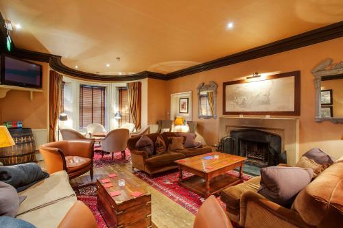 sala de estar con muebles y chimenea en Royal Golf Hotel en Dornoch