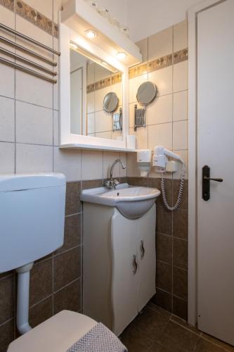 Ένα μπάνιο στο Vlachos Apartments Acharavi