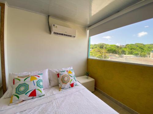 ein Schlafzimmer mit einem Bett und einem großen Fenster in der Unterkunft OCEANA HOTEL in San Andrés