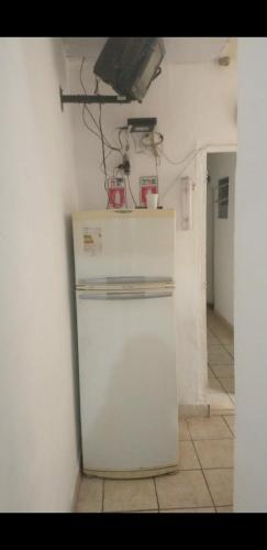 Cette chambre comprend un réfrigérateur blanc. dans l'établissement Pousada Garcia, à São Paulo