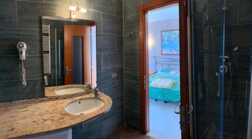 y baño con 2 lavabos y ducha. en Eurobeach Residence, en Cavallino-Treporti
