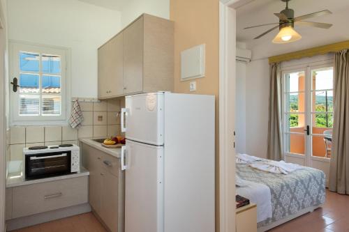 Η κουζίνα ή μικρή κουζίνα στο Vlachos Apartments Acharavi