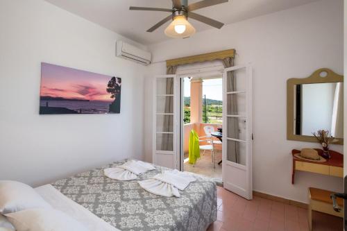 Ένα ή περισσότερα κρεβάτια σε δωμάτιο στο Vlachos Apartments Acharavi