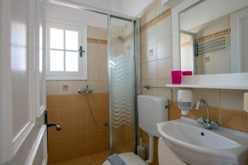 Ένα μπάνιο στο Vlachos Apartments Acharavi