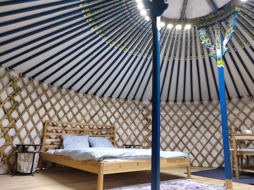 a room with a bed in a yurt at Jurta Ve Hvozdech in Blansko