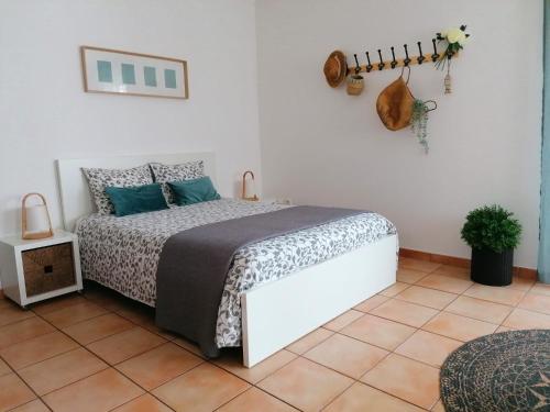 ヴィラ・ノヴァ・デ・ミルフォンテスにあるApartamento Estúdio Pinhalmarのベッドルーム1室(ベッド1台付)