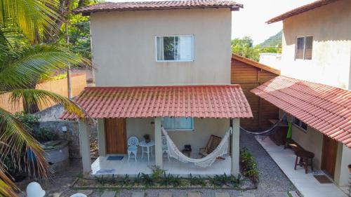 an aerial view of a house with a hammock at Vila Ebert in Niterói