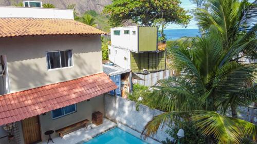 an overhead view of a building and a swimming pool at Vila Ebert in Niterói