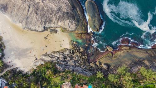 an overhead view of a beach and the ocean at Vila Ebert in Niterói