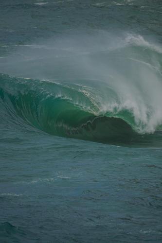 a large wave in the ocean at Vila Ebert in Niterói
