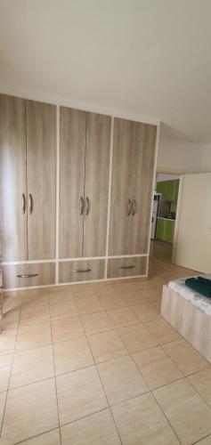 um quarto com armários de madeira e piso em azulejo em VIVA Golem 4 em Golem