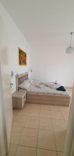 um quarto com uma cama num quarto branco em VIVA Golem 4 em Golem