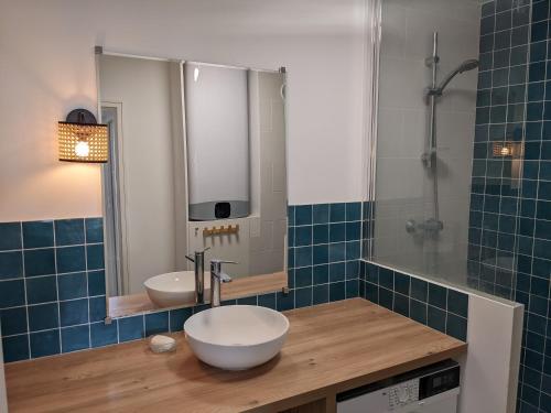 uma casa de banho com um lavatório e um espelho em Appartement 3 pièces avec parking couvert gratuit. em Le Pré-Saint-Gervais