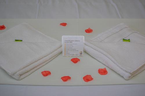 a group of towels on a table with red hearts at Hotel Preá in Prea