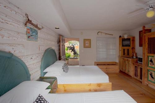 a bedroom with two beds and a window at Les Artistes Inn in San Diego