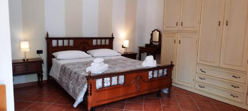 1 dormitorio con 1 cama con 2 toallas en Appartamento comodo per Lerici e 5 Terre, en Piano di Follo