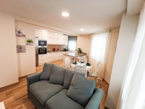 un soggiorno con divano e cucina di HyP - Esquina Primavera a La Coruña