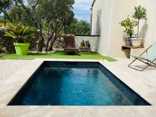 una piscina en el patio trasero de una casa en Studio Tudo Bem, en Villeneuve-lès-Avignon