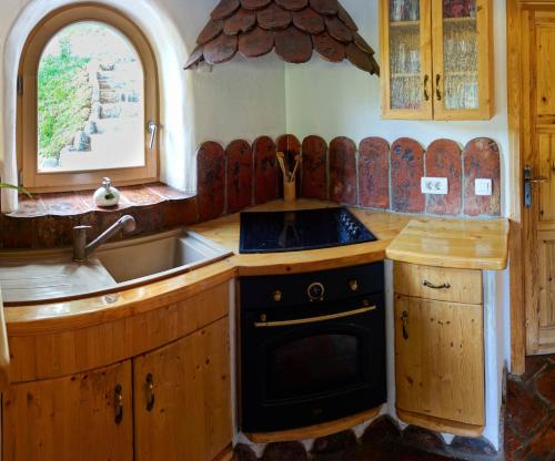 cocina con fregadero y fogones en Natur apartma Rudi, en Begunje na Gorenjskem
