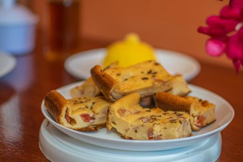 a plate with slices of bread on a table at Hotel Preá in Prea