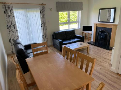 sala de estar con mesa y sofá en Shannon Oasis en Carrick on Shannon