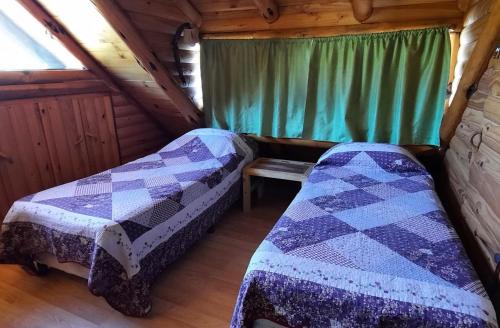 a bedroom with two beds in a cabin at Neli Maria in Villa Pehuenia