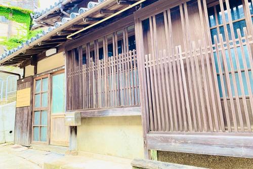 un edificio con una valla de madera a un lado en Kominka VILLA Ogiya - Vacation STAY 92958v, en Minamiawaji