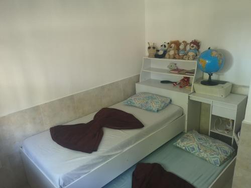sypialnia z 2 łóżkami piętrowymi i biurkiem w obiekcie Casa Piratininga Niterói Rj w mieście Niterói