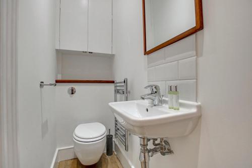 uma casa de banho com um lavatório e um WC em Flat C, Old Street em Londres