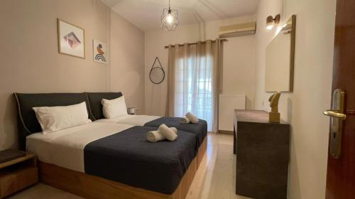 ein Schlafzimmer mit einem Bett mit zwei ausgestopften Tieren darauf in der Unterkunft Villa Deza in Ermones