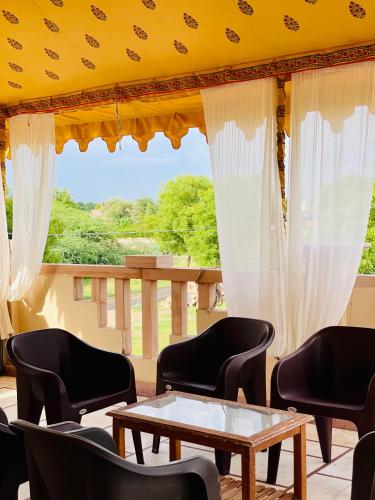 Balkoni atau teres di ANAND VILLA HOLIDAY HOME, 5BHK Villa