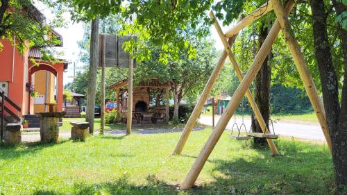 Ο χώρος παιχνιδιού για παιδιά στο Apartments Matovina