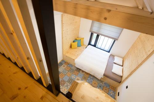 an overhead view of a bedroom in a tiny house at Sklep Mozajka in Velké Bílovice