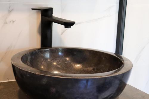 lavabo de metal grande con grifo en el baño en L'artiste, en Charleville-Mézières