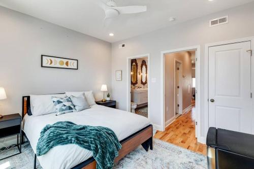 Trendy Fairmount Gem-5 star Location, Roof Deck, PARKING, GR8 for FAMILIES Image